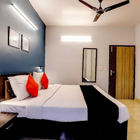 Collection O 71756 Hotel Silver Arrow Near Pacific Mall Tagore Garden Delhi  Eksteriør billede
